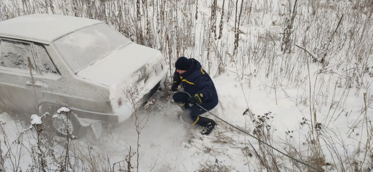 Лиманські рятувальники вилучили автівку зі снігового замету