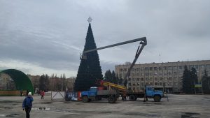 Фотофакт: В Славянске убирают новогоднюю елку и рождественскую ярмарку