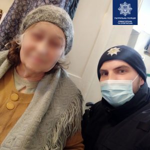 Екіпаж патрульних допоміг літній мешканці Слов’янська повернути загублені речі