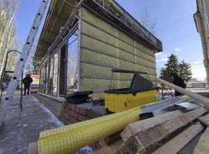 Самовільно встановлений: на вул.Центральній розбирають МАФ