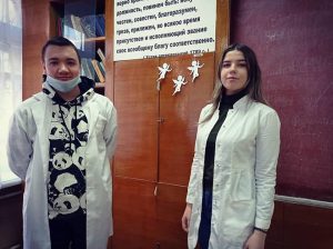 Дякуємо за свободу: у Слов’янську студенти розмістили в аудиторіях паперових янголів – ушанування Героїв Небесної Сотні