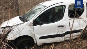 Водій не впорався з керуванням та “вилетів” з дороги: між Слов’янськом та Краматорськом сталася ДТП