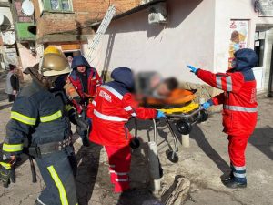 У Краматорську рятувальники зняли з даху магазина чоловіка, який впав з 4-го поверху
