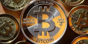 Биткоин взлетел до исторической отметки: сколько стоит монета