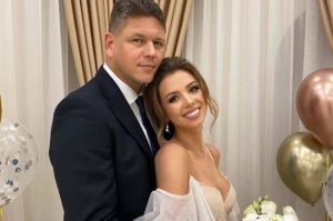 Глава миграционной службы женился на «девушке с собачкой из Уханя»