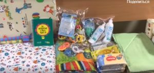 Коробка довольно большая: в Славянске выдают “пакеты малыша”. Видео