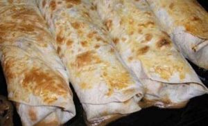 Быстрая и оригинальная закуска из лаваша с мясом