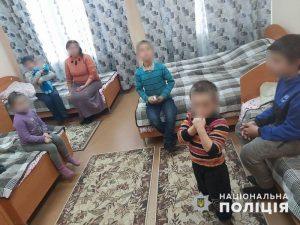 Жінка і семеро дітей боялись повертатися додому: бив батько