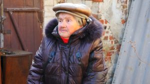 Остаться без дома после пожара и не сидеть сложа руки. История 92-летней уличной музыкантки Славянска