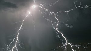 Ночью часть Славянска осталась без света из-за попадания молнии в трансформатор