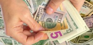 Украинцы больше всего денег через платежные системы переводят в Россию. Получают из США