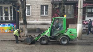 Фотофакт: коммунальщики Славянска чистят дороги