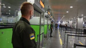 Кабмин ввел обязательный ПЦР-тест на коронавирус для въезда иностранцев в Украину