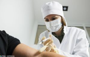 В Украине сделали COVID-прививки 4905 человек, больше всего в Донецкой области