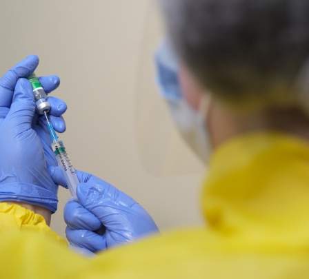 Кабмин взял на себя ответственность за возможные непредвиденные последствия вакцинации от COVID-19