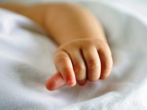 Женщина родила в заброшенном туалете на вокзале и выбросила младенца в яму