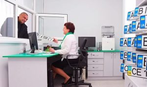 Номера на машины будут выдавать по новым правилам: что изменилось