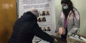 У міськраді Слов’янська активісти збирають підписи за відкликання частини депутатів – ФОТО