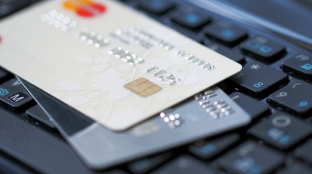 Банки требуют от украинцев подтвердить доходы и блокируют переводы: что происходит