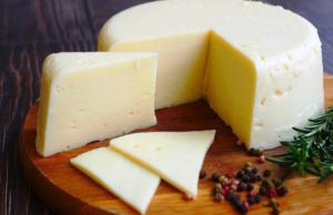 Названы минусы чрезмерного потребления сыра