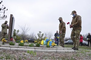 В Славянске почтили погибших Героев и возложили цветы к памятным знакам
