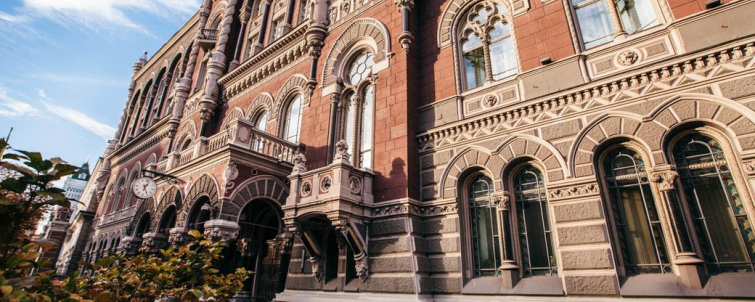 Банкам заборонили писати умови в договорах на кредити дрібним шрифтом