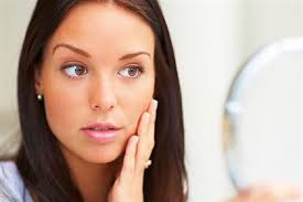 Медики назвали болезни, которые можно определить по лицу