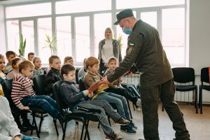 Гвардійці передали дітям Слов’янська чергову партію книжок