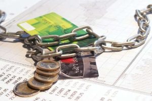 Удержание долгов с зарплат и пенсий украинцев: сколько могут забирать ежемесячно