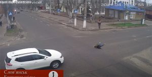 На перекрестке в Славянске сбили девушку. Видео