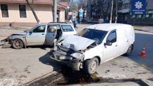 ДТП в центре Славянска: авто Lada НЕ разъехались с Ваз. Видео