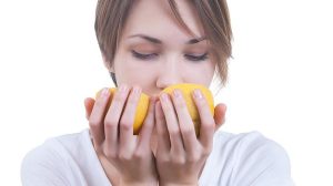 Ученые предлагают людям, которые потеряли обоняние из-за COVID-19, снова «натренировать» его