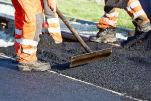 Работники Донецкого облавтодора продавали асфальт “налево”