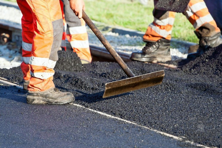 Работники Донецкого облавтодора продавали асфальт “налево”