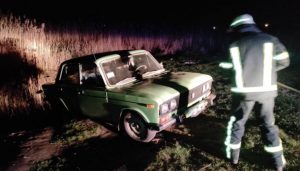 В Славянске спасатели оказали помощь водителю легковой машины, что задними колесами съехал в озеро