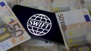 Россию могут отключить от системы SWIFT: чем грозит финансовая изоляция и кто пострадает