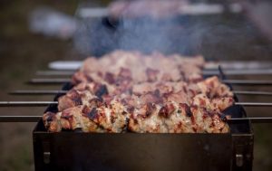 Назван самый опасный маринад для шашлыков: при жарке выделяются канцерогены