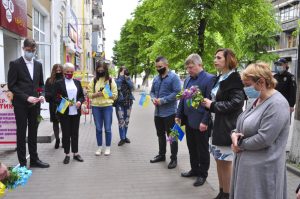 У Слов’янську поклали квіти до пам’ятної дошки жертвам політичних репресій