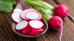 3 рецепта салатов с редисом без майонеза