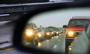 Кабмин: со 2 мая водители не обязаны ездить днем за городом с включенными фарами