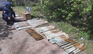 Піротехніки виявили 126 вибухонебезпечних предметів у занедбаній будівлі