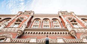 Нацбанк распродаст тоннами обесценившиеся монеты