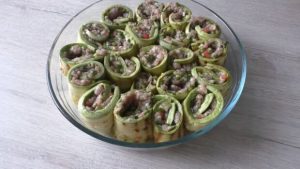 Рулетики из кабачков с фаршем отлично заменят надоевшие голубцы: гости язык проглотят