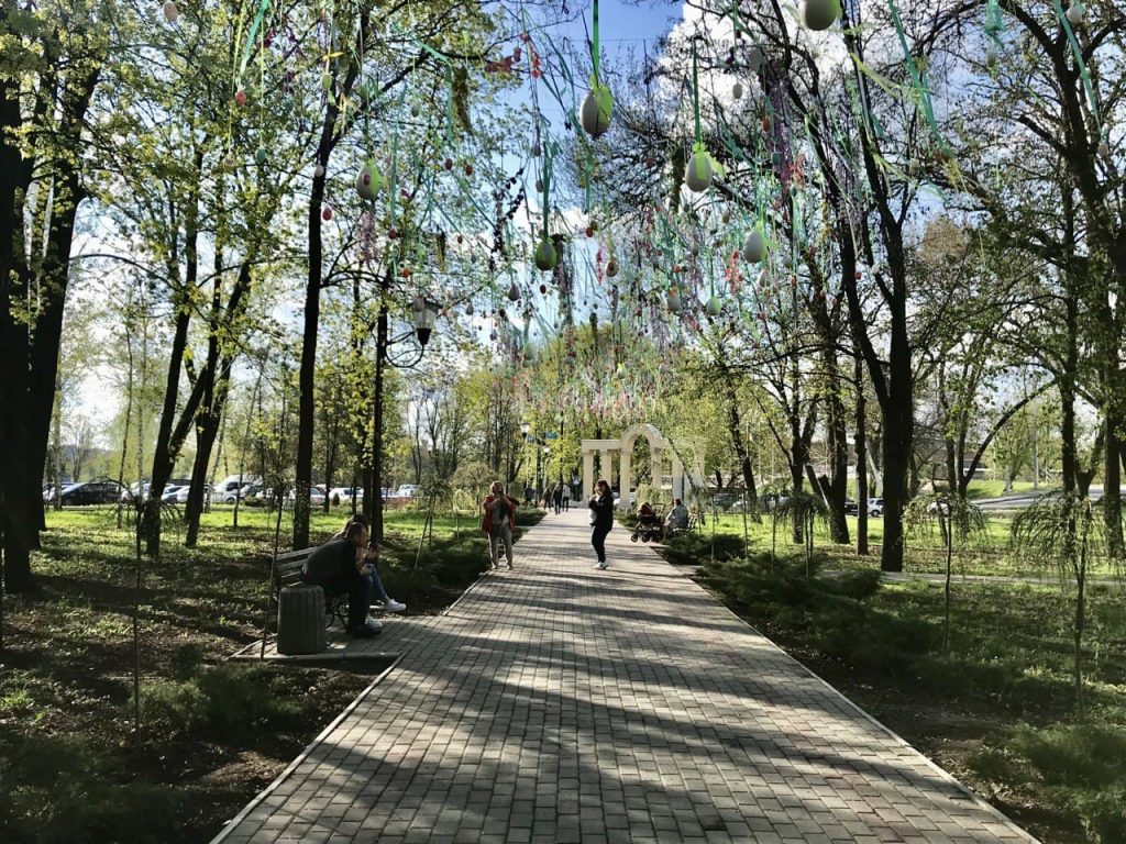 Приглашают на интересную прогулку: в Краматорске появилась пасхальная аллея (фотофакт)