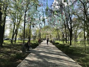 Приглашают на интересную прогулку: в Краматорске появилась пасхальная аллея (фотофакт)