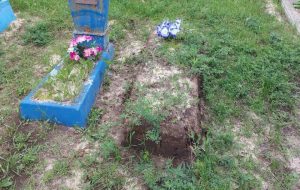 Оперативники Лиману встановили чоловіка, який осквернив могилу на місцевому кладовищі