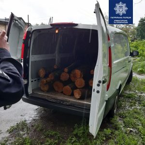 Патрульні виявили чоловіків, які ймовірно займалися незаконною порубкою дерев