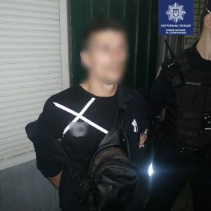 Вдарив чоловіка по голові пістолетом: патрульні передали слідчим нетверезого  нападника
