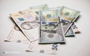 Курс доллара упал до минимума с августа 2020 года