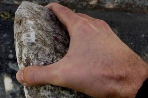 Вдарив по голові камінням: У Слов’янську хлопець напав на продавчиню